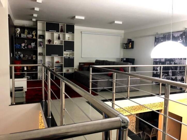 Sobrado à venda com 4 quartos, 220m² - Foto 1