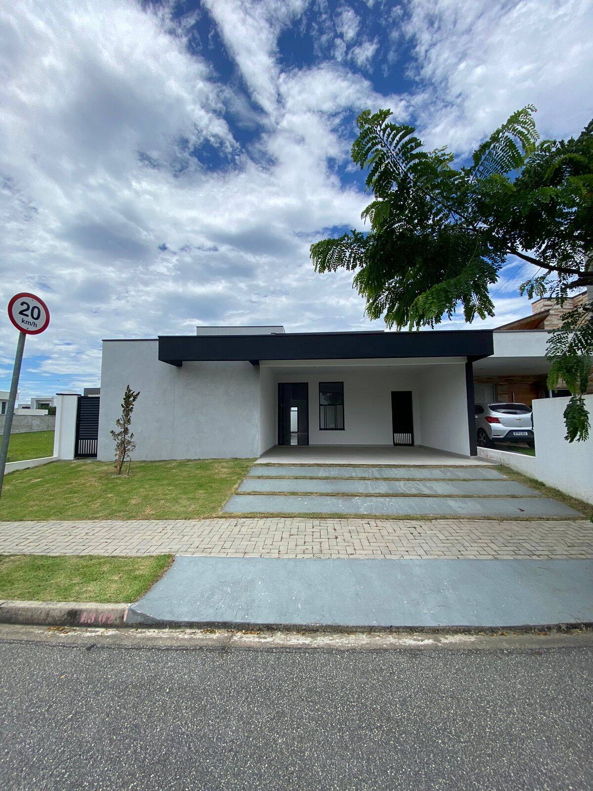 Casa à venda com 3 quartos, 300m² - Foto 1