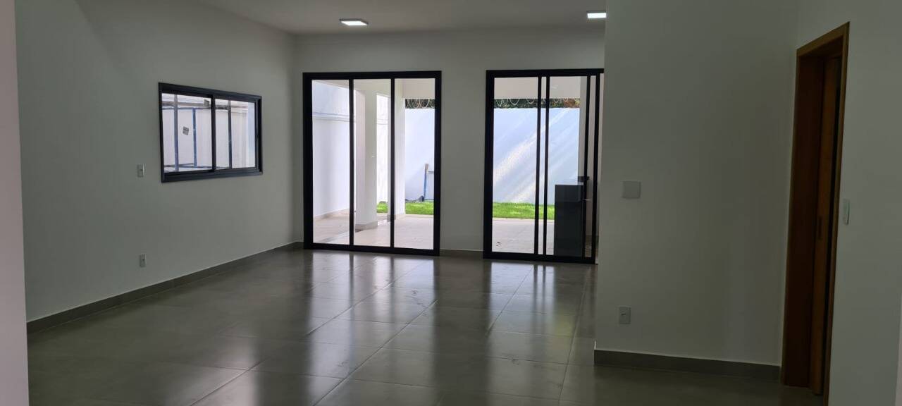 Casa à venda com 3 quartos, 318m² - Foto 2