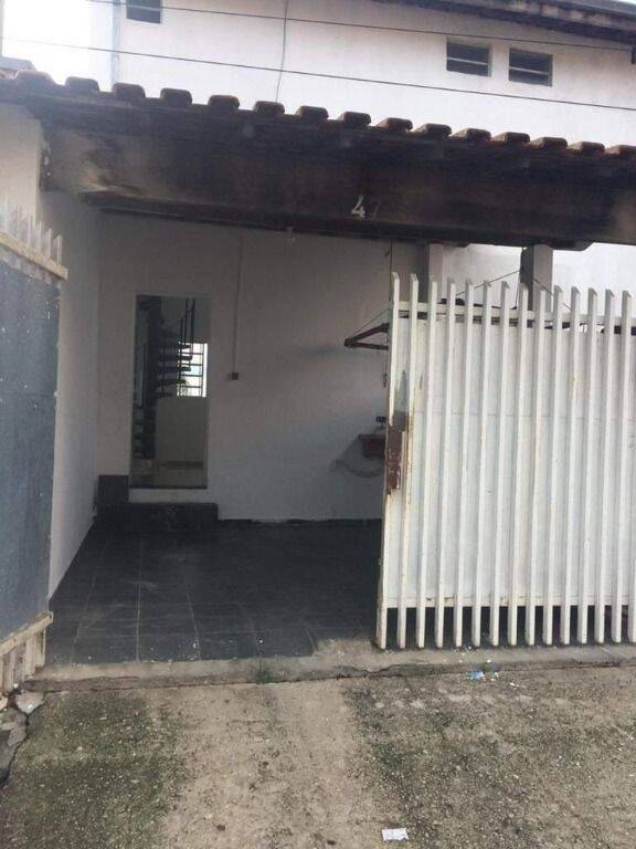 Casa à venda com 3 quartos, 100m² - Foto 1