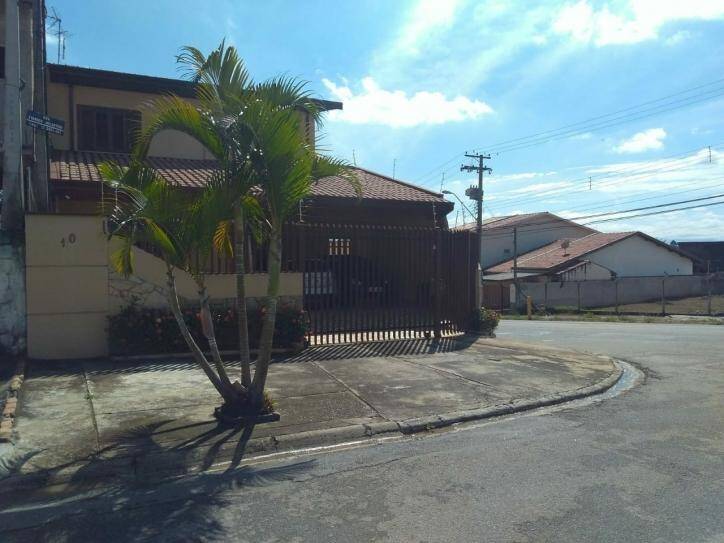 Casa à venda com 4 quartos, 250m² - Foto 2