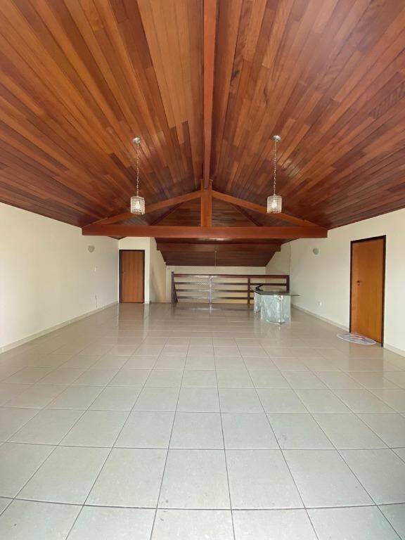 Casa para alugar com 3 quartos, 300m² - Foto 1