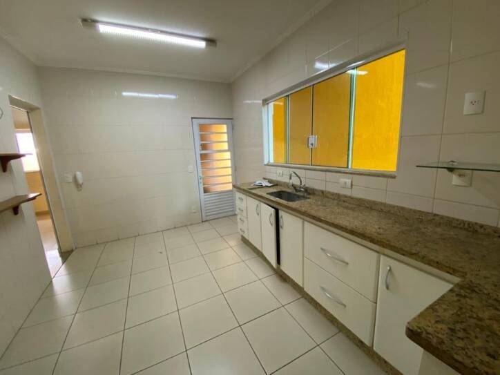 Casa para alugar com 3 quartos, 300m² - Foto 11